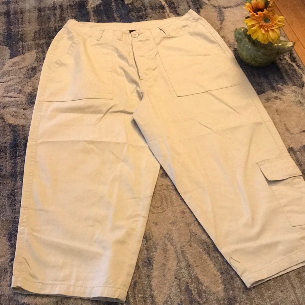 🎉NWT Khaki ButtonFrontCargo Capri Pants 16W - Picture 8 of 8